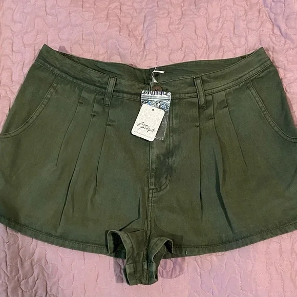 FREE PEOPLE Nora Mini Trouser Shorts Women’s Size 10. Army Green. NWTS - Picture 1 of 9